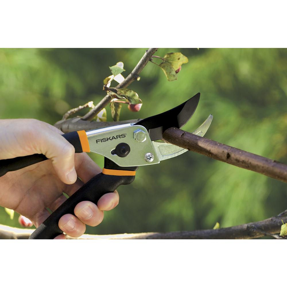 Fiskars 91095935 Traditional Bypass Pruner with Non-Slip Grip, 5/8" Cut