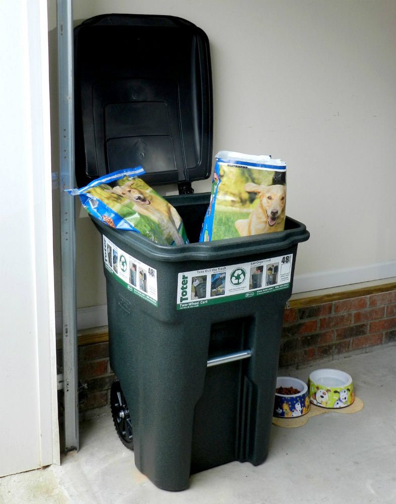 Toter® 25532-07GRS 2-Wheeled Trash Can w/ Attached Lid, Greenstone, 32 – Toolbox Supply